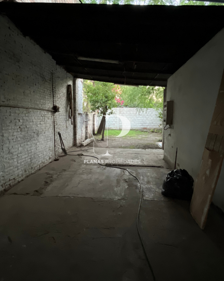 SE VENDE IMPORTANTE CASA EN ZONA PARQUE A REFACCIONAR