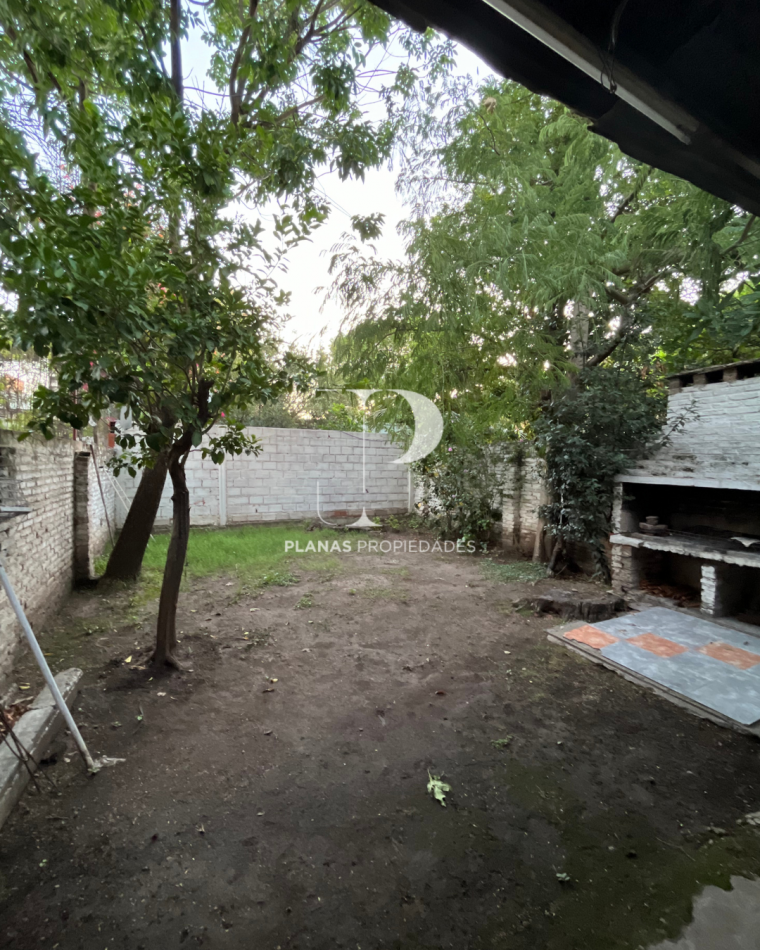 SE VENDE IMPORTANTE CASA EN ZONA PARQUE A REFACCIONAR
