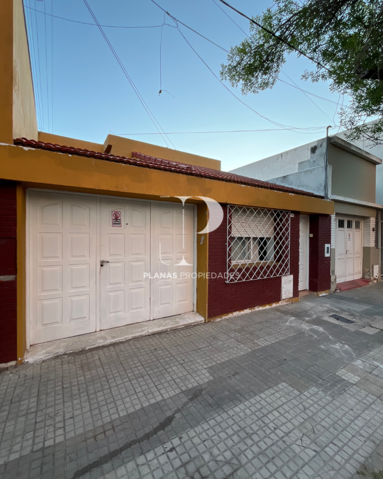 SE VENDE IMPORTANTE CASA EN ZONA PARQUE A REFACCIONAR