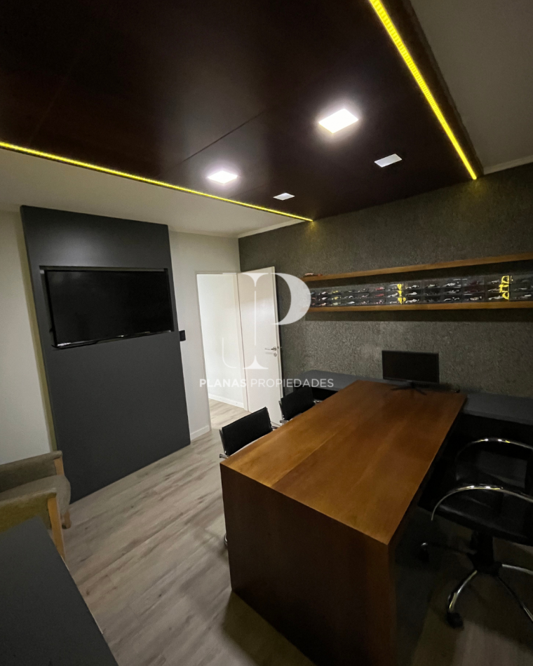 EN VENTA MODERNA OFICINA EN ZONA PARQUE URQUIZA