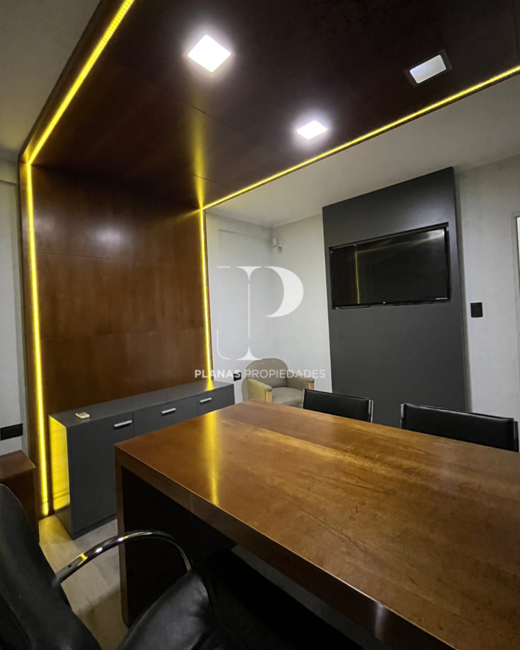 EN VENTA MODERNA OFICINA EN ZONA PARQUE URQUIZA