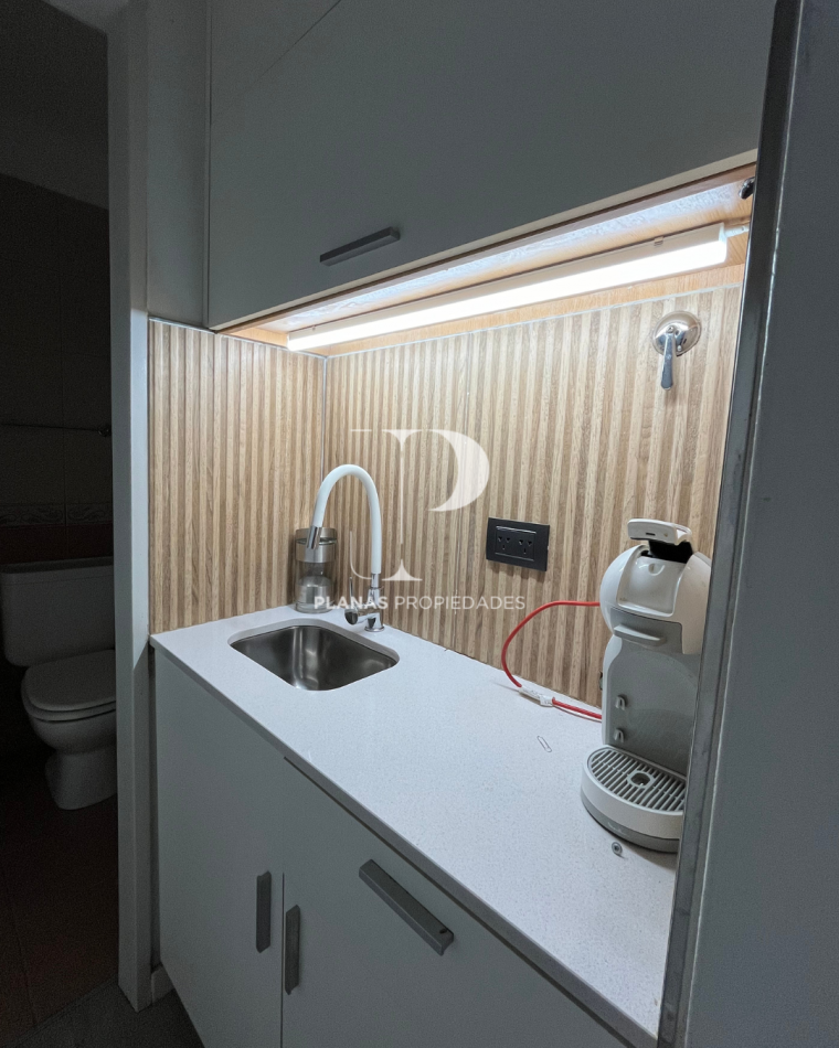 EN VENTA MODERNA OFICINA EN ZONA PARQUE URQUIZA