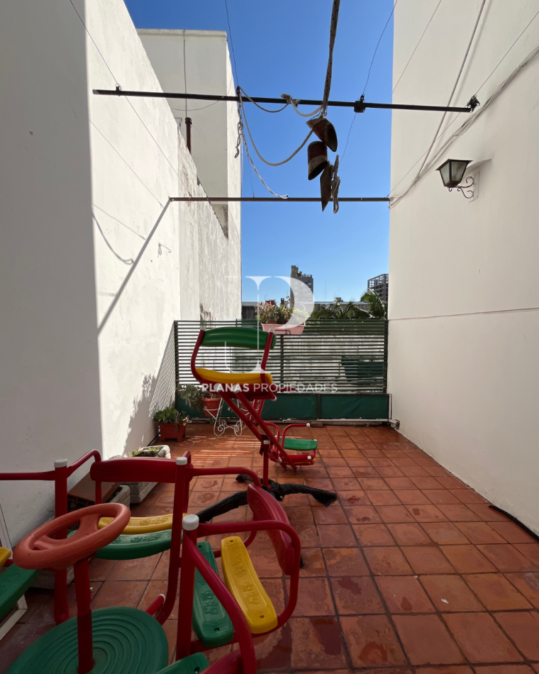 EN VENTA DEPARTAMENTO 3 DORMITORIOS ZONA CENTRO PATIO Y COCHERA