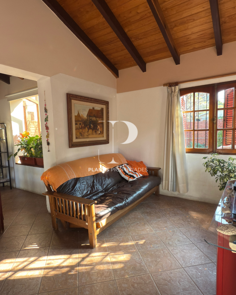 SE VENDE HERMOSA CASA 3 DORMITORIOS Y PATIO CON VERDE