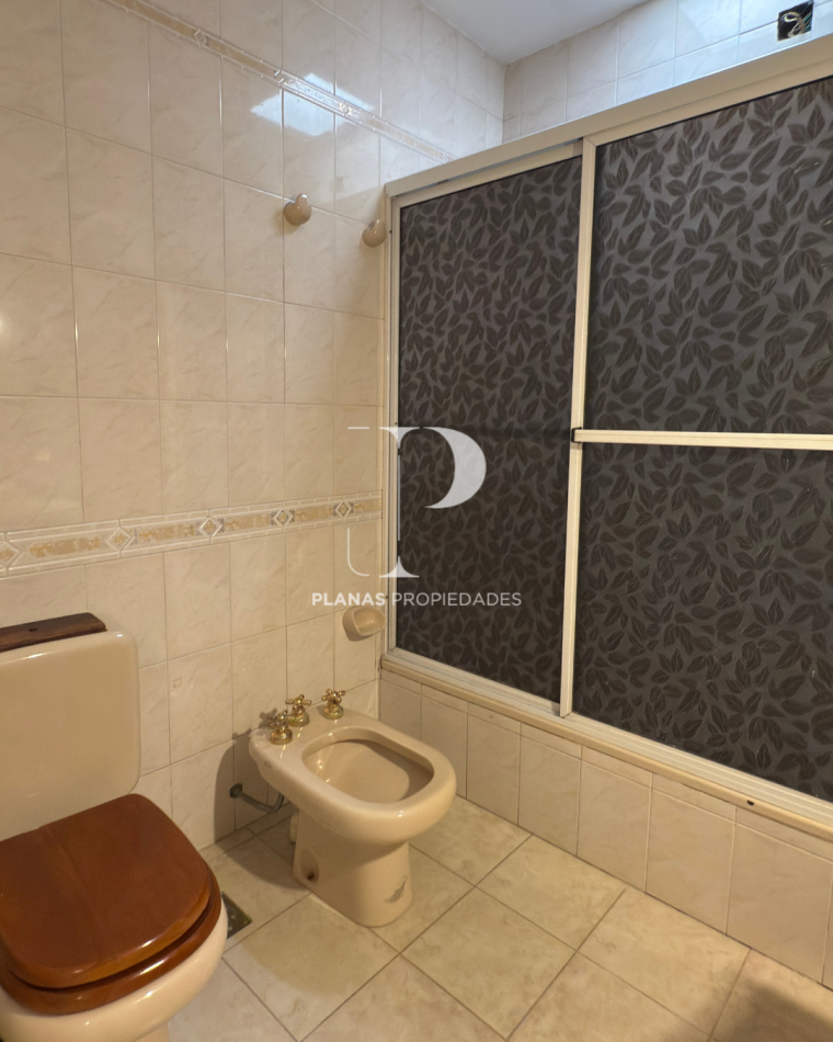 SE VENDE HERMOSA CASA 3 DORMITORIOS Y PATIO CON VERDE