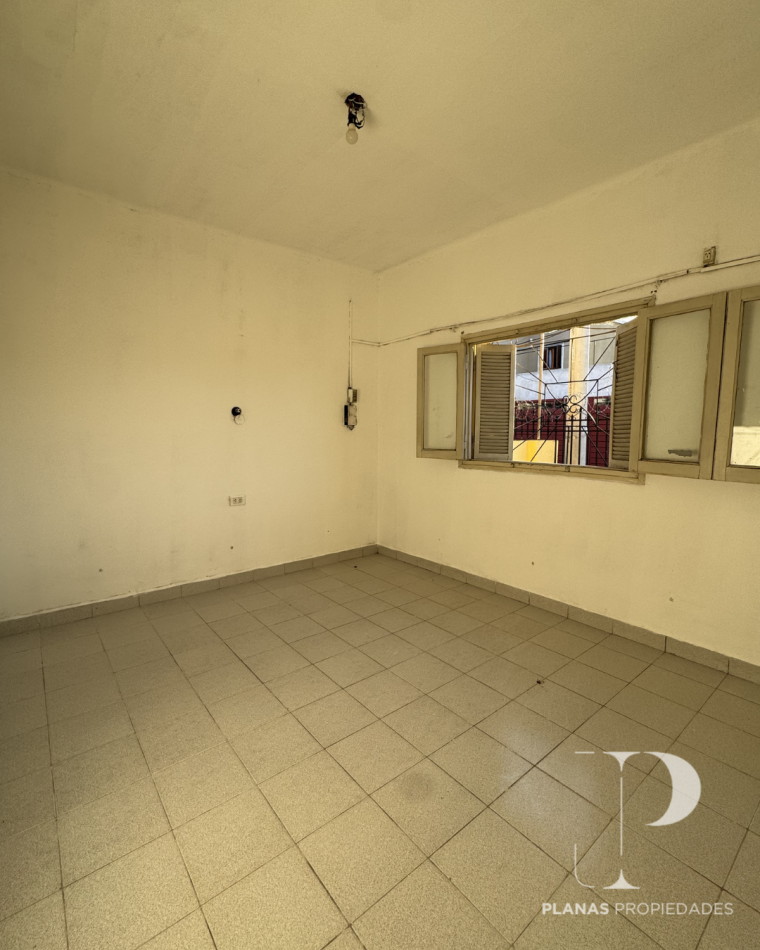 SE VENDE CASA 2 DORMITORIOS A REFACCIONAR