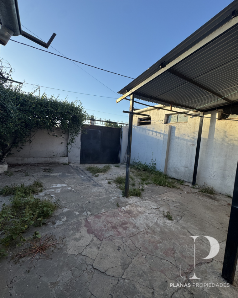 SE VENDE CASA 2 DORMITORIOS A REFACCIONAR