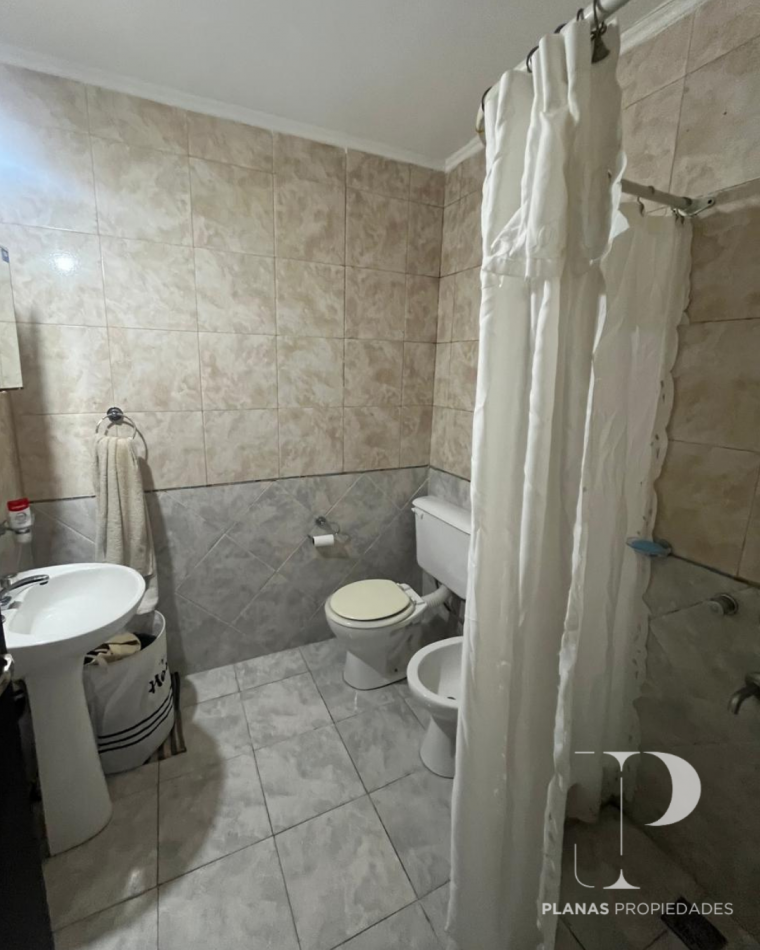 EN VENTA 3X1 - SE VENDEN 3 PROPIEDADES JUNTAS AL VALOR DE 1 - SE VENDE CASA PLANTA BAJA + 2 DEPARTAMENTOS DE UN DORMITORIO - 3 DE FEBRERO Y BROWN