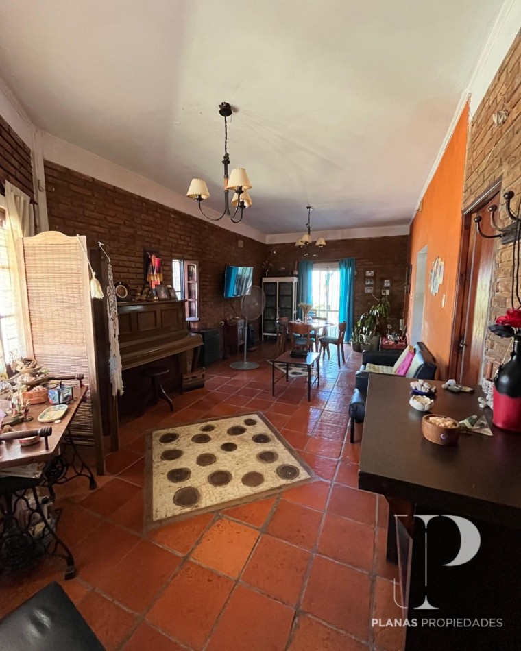 SE VENDE CASA 3 DORMITORIOS + OFICINA CON INGRESO INDEPENDIENTE - BARRIO MERCANTIL