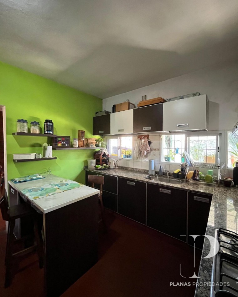 SE VENDE CASA 3 DORMITORIOS + OFICINA CON INGRESO INDEPENDIENTE - BARRIO MERCANTIL