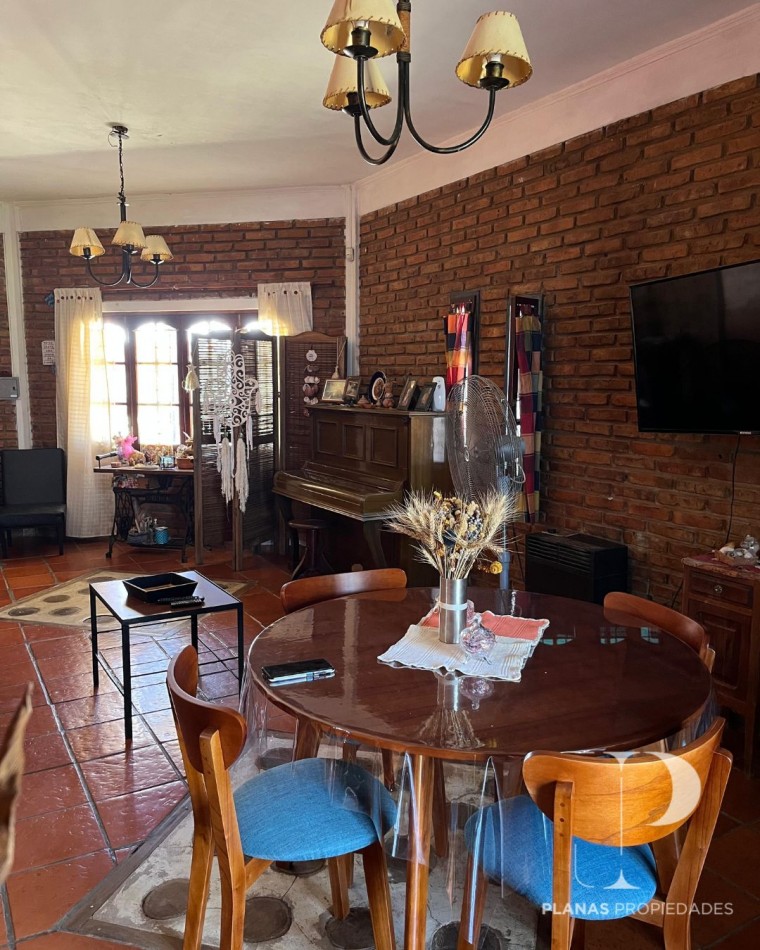 SE VENDE CASA 3 DORMITORIOS + OFICINA CON INGRESO INDEPENDIENTE - BARRIO MERCANTIL