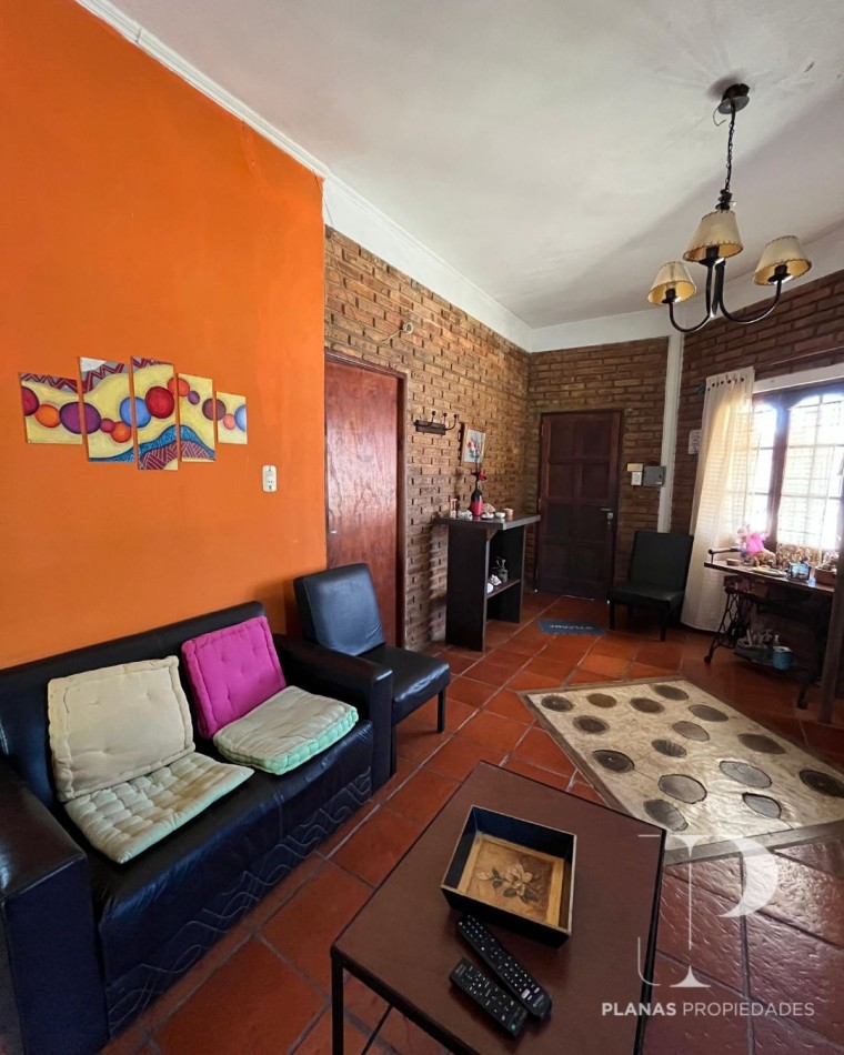 SE VENDE CASA 3 DORMITORIOS + OFICINA CON INGRESO INDEPENDIENTE - BARRIO MERCANTIL